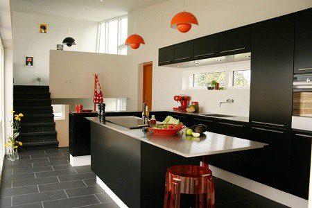 Stålbordplade der passer perfekt ind i det sorte køkken