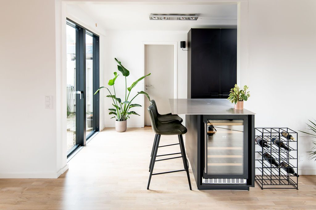 Køkkenbord med integreret vinkøleskab